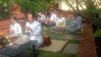 Pura Kertha Bumi Bhayangkara Gelar Ibadah Suci Tilem