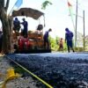 Aspal Panas Pasang di Slempit, Warga Bangga Gotong Royong
