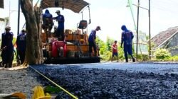 Aspal Panas Pasang di Slempit, Warga Bangga Gotong Royong