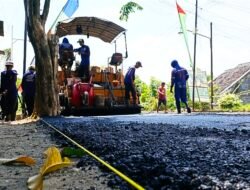 Aspal Panas Pasang di Slempit, Warga Bangga Gotong Royong