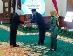 Khofifah Kukuhkan Shodiqin Jadi Kaper BKKBN Jatim, Fokus Kualitas Penduduk dan Tekan Pernikahan Dini