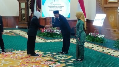 Khofifah Kukuhkan Shodiqin Jadi Kaper BKKBN Jatim, Fokus Kualitas Penduduk dan Tekan Pernikahan Dini