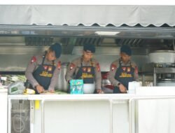 Brimob Metro Jaya Kirim Randurlap, Bagi Makanan Korban Kebakaran Pasar Jiung