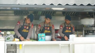 Brimob Metro Jaya Kirim Randurlap, Bagi Makanan Korban Kebakaran Pasar Jiung