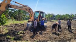 Polres Pelabuhan Tanjungperak Datangkan Alat Berat Bantu Petani