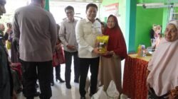 Bupati Sidoarjo Salurkan Bantuan Pangan 934 Warga Sukodono