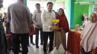 Bupati Sidoarjo Salurkan Bantuan Pangan 934 Warga Sukodono