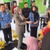 Sriatun Subandi Salurkan Bantuan Pangan di Tiga Desa Gedangan