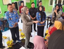 Sriatun Subandi Salurkan Bantuan Pangan di Tiga Desa Gedangan