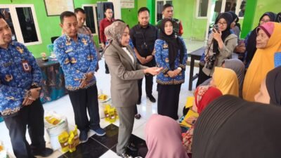 Sriatun Subandi Salurkan Bantuan Pangan di Tiga Desa Gedangan