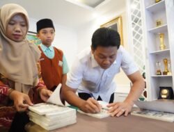 Gagasan Konstruktif Alumni MI NU Titip Buku Harapan ke Bupati Subandi