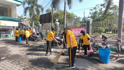 Polresta Sidoarjo Gelar Bakti Religi Bersihkan Tempat Ibadah Jelang Hari Bhayangkara
