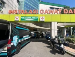 Layanan Ambulans Gratis, Polres Gresik Evakuasi Pasien ke RSUD Ibnu Sina