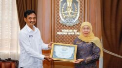 Gubernur Khofifah Terima JMSI Jatim Award 2026, Diakui Berkomitmen pada Keterbukaan Media Berkualitas