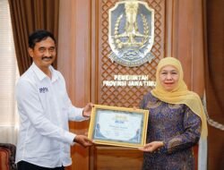 Gubernur Khofifah Terima JMSI Jatim Award 2026, Diakui Berkomitmen pada Keterbukaan Media Berkualitas