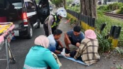 Berikan Rasa Nyaman, Anggota Polsek Buduran Bantu Evakuasi Korban Kecelakaan 