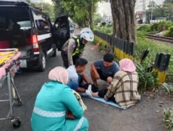 Berikan Rasa Nyaman, Anggota Polsek Buduran Bantu Evakuasi Korban Kecelakaan 
