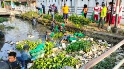 Polsek Krian Berkolaborasi dengan Sungai Watch Gelar Aksi Bersih Sungai di Desa Ponokawan