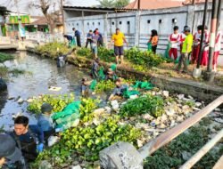 Polsek Krian Berkolaborasi dengan Sungai Watch Gelar Aksi Bersih Sungai di Desa Ponokawan