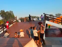 Polwan Polresta Sidoarjo Kawal Keamanan Car Free Day Alun-alun dengan Pendekatan Humanis