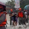Hadapi Banjir di Padang, Polri Kerahkan 71 Personel SAR Brimob Bergerak Cepat Selamatkan Warga