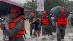 Hadapi Banjir di Padang, Polri Kerahkan 71 Personel SAR Brimob Bergerak Cepat Selamatkan Warga