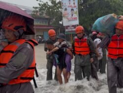 Hadapi Banjir di Padang, Polri Kerahkan 71 Personel SAR Brimob Bergerak Cepat Selamatkan Warga