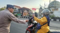 Sambut HUT ke-81 RI, Polresta Sidoarjo & Jajaran Polsek Bagikan Bendera Merah Putih 