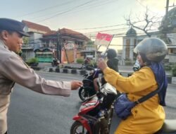 Sambut HUT ke-81 RI, Polresta Sidoarjo & Jajaran Polsek Bagikan Bendera Merah Putih 