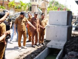 Proyek Betonisasi Jalan Tambakcemandi Deviasi 4%, Begini Tegas Bupati Subandi 