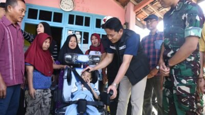 Bupati Subandi Serahkan Kursi Roda & Pastikan BPJS untuk Anak Difabel Tarik
