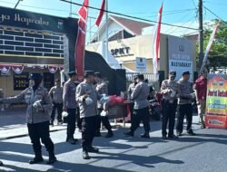 Polsek Waru Bagikan 100 Paket Nasi & Air, Eratkan Ikatan dengan Masyarakat