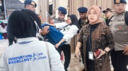 Polisi Sidoarjo Bantu Evakuasi & Tangani Santri Korban Dugaan Keracunan MBG