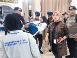 Polisi Sidoarjo Bantu Evakuasi & Tangani Santri Korban Dugaan Keracunan MBG