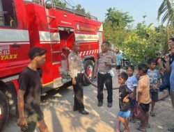 Polsek Buduran Bantu Proses pemadaman Kebakaran Lahan Kosong Damarsi