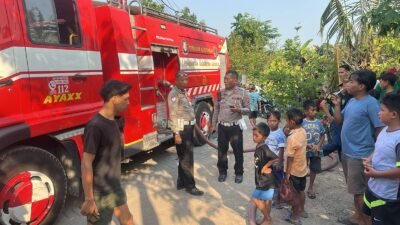 Polsek Buduran Bantu Proses pemadaman Kebakaran Lahan Kosong Damarsi
