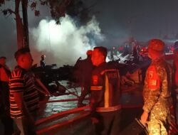 Tumpukan Palet Terbakar, Polsek Krian & Warga Padamkan Api