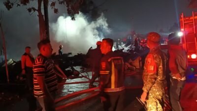 Tumpukan Palet Terbakar, Polsek Krian & Warga Padamkan Api