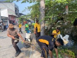 Polsek Tulangan Bersihkan Sungai, Cegah Banjir & Bangun Kesadaran