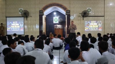 Edukasi Bahaya Kenakalan Remaja, Bullying dan Radikalisme di SMPN 1 Waru