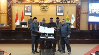 Bupati Sidoarjo Ajukan Tiga Raperda Penting ke DPR