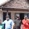 Blusukan ke Jabon, Bupati Subandi Serahkan Kursi Roda & Pastikan Dua RTLH Direhab