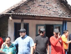 Blusukan ke Jabon, Bupati Subandi Serahkan Kursi Roda & Pastikan Dua RTLH Direhab