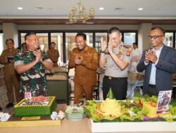 Di Sela Bakti TNI, Danrem Bhaskara Jaya Terima Kejutan Tumpeng dari Forkopimda Sumenep