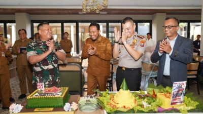 Di Sela Bakti TNI, Danrem Bhaskara Jaya Terima Kejutan Tumpeng dari Forkopimda Sumenep