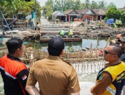 Bupati Subandi Perintahkan Jembatan Candinegoro Dikerja 24 Jam, 18 Pekerja 2 Shift Kerja Hingga Subuh