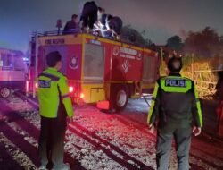 Api Tak Meluas, Polsek Krian Bergerak Cepat Padamkan Kebakaran Lahan di Watugolong