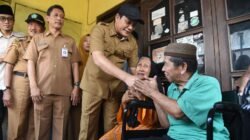 Blusukan ke Krian, Bupati Subandi Serahkan Kursi Roda & Bantuan Perbaikan Rumah