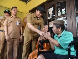 Blusukan ke Krian, Bupati Subandi Serahkan Kursi Roda & Bantuan Perbaikan Rumah