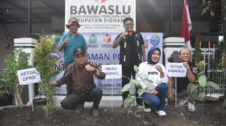 Filosofi Manggis: Bawaslu Sidoarjo Tanam Simbol Integritas—Luar Dalam Sama, Tanpa Kemunafikan